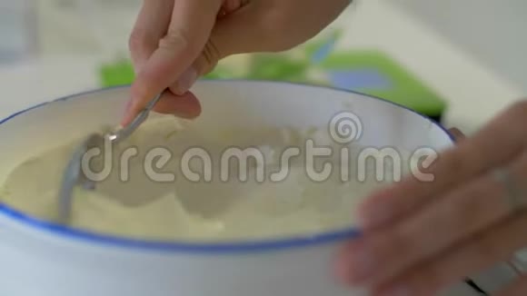 女人的手把植物油倒进搅拌机女人的手把黄油放进透明的碗里视频的预览图