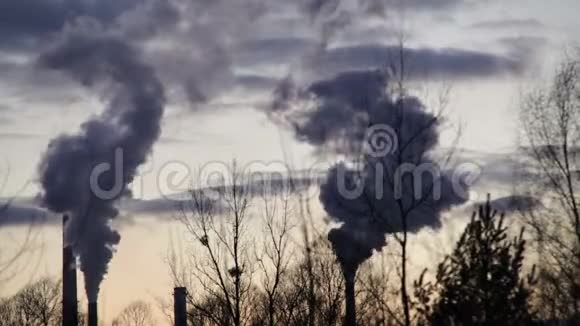 铁钢加工工厂烟囱冒黑烟城市烟雾空气中的灰尘视频的预览图