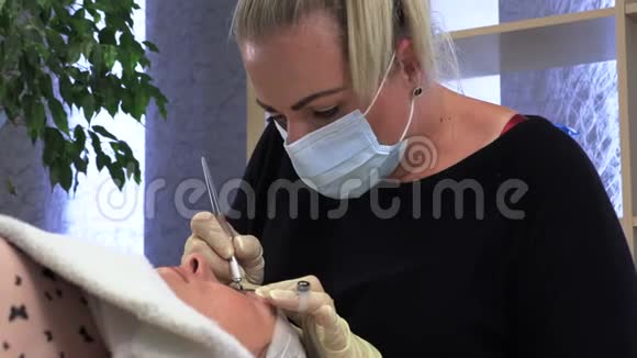 微型刀片女人眉毛被画用铅笔着色视频的预览图