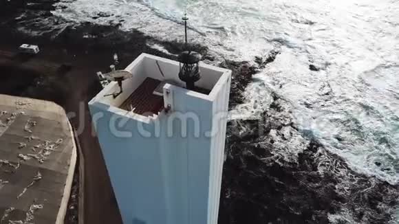 伊达尔戈角灯塔俯瞰海洋的景观日落空中飞行视频的预览图