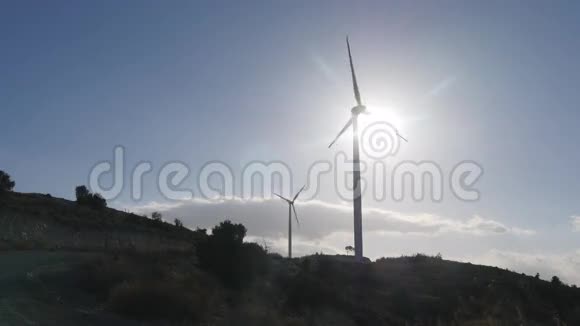 日落时的风力涡轮机视频的预览图