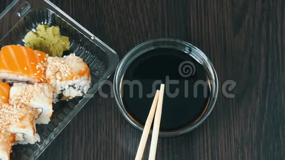 透明塑料容器有各种日本料理的寿司卷视频的预览图