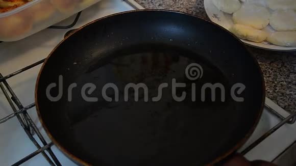 潘派油煎煮视频的预览图