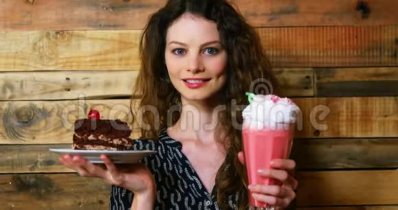 带有糕点和冰淇淋浮子的女性顾客托盘画像视频的预览图