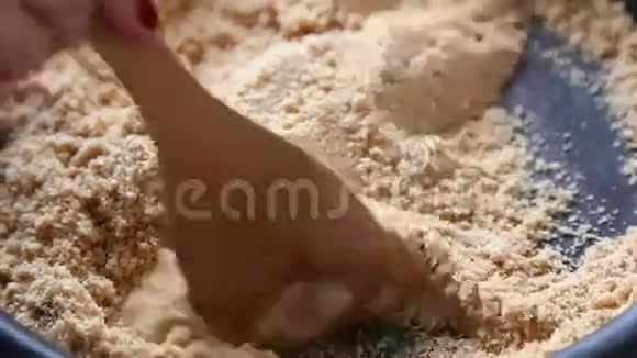 在平底锅中加入面包屑煮糖视频的预览图