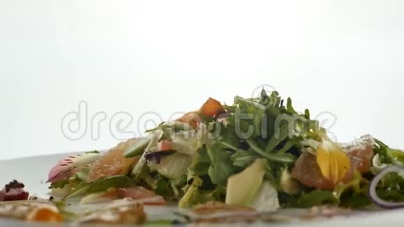 混合蘑菇黄瓜胡萝卜玉米西葫芦甜椒番茄洋葱青菜的美味蔬菜沙拉视频的预览图