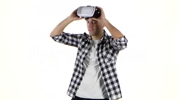 人获得使用VR头套的经验白色背景视频的预览图