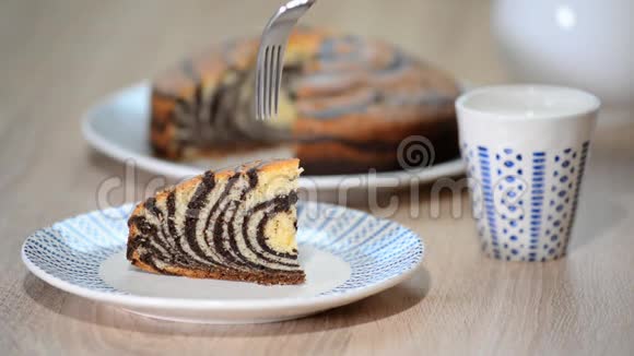 女人吃一块斑马蛋糕视频的预览图
