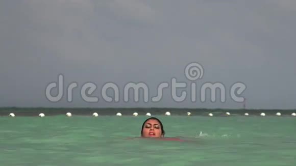 女人溺死男人救她的命视频的预览图