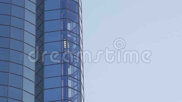 玻璃电梯进入摩天大楼的玻璃立面视频的预览图