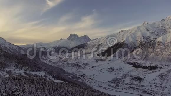 白雪覆盖的山丘树林美丽的山脉令人敬畏的冬季景观视频的预览图