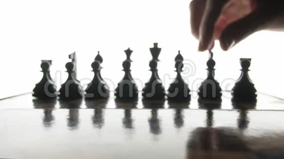 下棋的时候剪影人物的背景是白色的视频的预览图