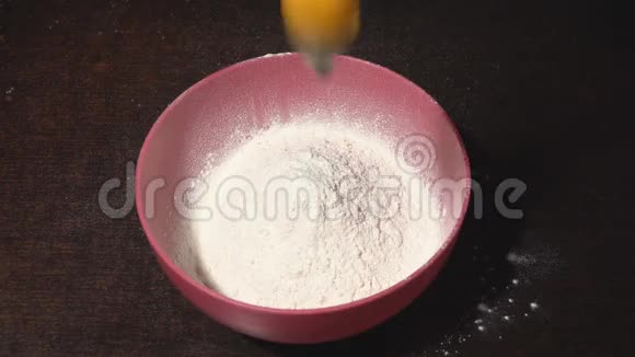 鸡蛋掉进一碗面粉里视频的预览图