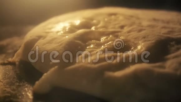 面包在烤箱里烤生产面包面团在烤箱里烤气泡在面团中膨胀视频的预览图