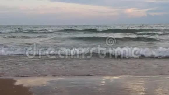 海浪在海面上海浪小浪淘沙滩晚上在海滩上小海浪和沙滩视频的预览图