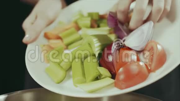 在锅里加蔬菜视频的预览图