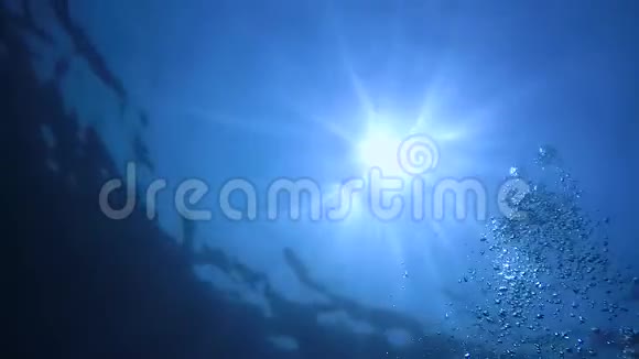 水下海洋景观光线通过地表水和气泡照射视频的预览图