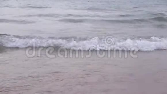 海浪在海面上海浪小浪淘沙滩晚上在海滩上小海浪和沙滩视频的预览图