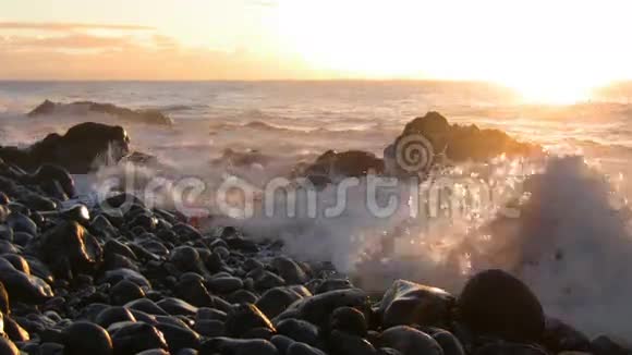 黎明时的石滩视频的预览图