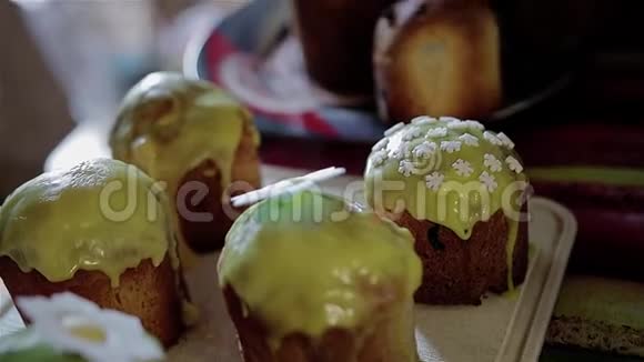 厨师用甜洒复活节蛋糕装饰特写厨师和歌迪的手视频的预览图