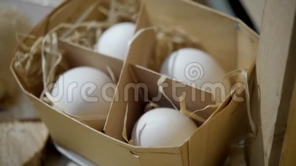 关闭鸡蛋关闭鸡蛋包装鸡蛋在托盘母鸡鸡蛋包装视频的预览图