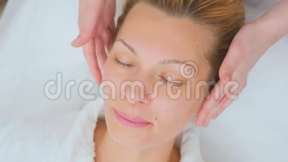 美容院女性喜欢面霜按摩视频的预览图