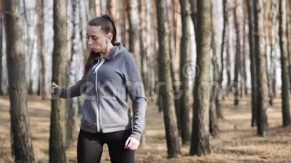 森林里的健身女孩Brunettes练习路径练习视频的预览图