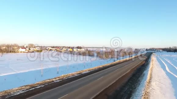 车辆行驶冬季雪林路时从车载摄像头的正面观看录像视频的预览图
