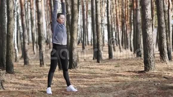 年轻的女运动员做健身运动健身锻炼慢动作视频的预览图