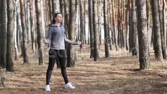 年轻的女运动员做健身运动健身锻炼视频的预览图