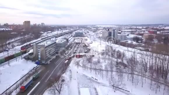 冬季城市铁路的俯视图剪辑铁路轨道上的工人从上面看到的城市视频的预览图