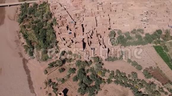 在摩洛哥AitBenHaddou附近与DroneUNESCOAitBenHaddou从上面飞行视频的预览图