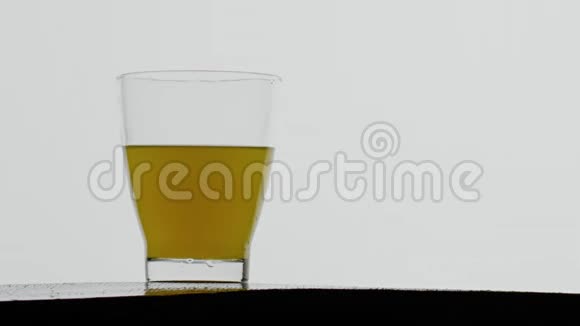 冰块倒在一杯橙汁汽水里视频的预览图