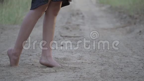 女孩光着脚站在森林小径中间的沙滩上怀里抱着一只漂亮的浅棕色猫头鹰视频的预览图