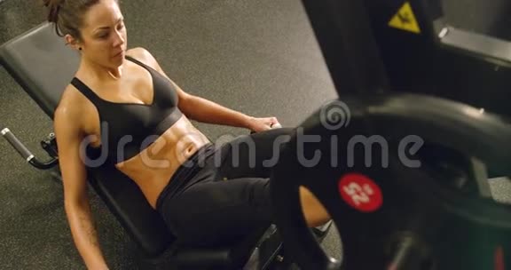 运动型女性在健身馆训练体重较重的腿视频的预览图