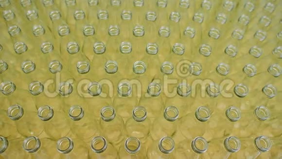 一家工厂的空玻璃瓶生产饮用水和饮料视频的预览图