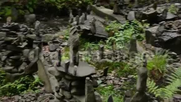 瀑布附近有许多石头彼此躺着视频的预览图