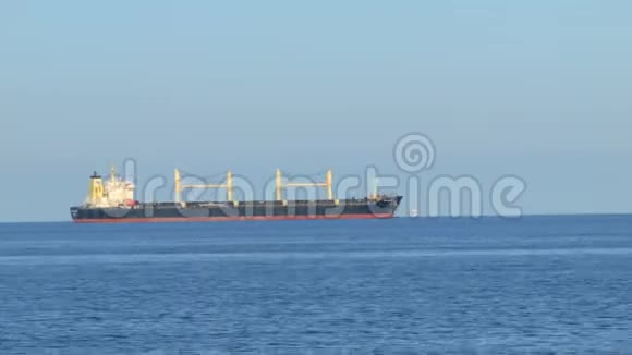从黑海启航的大型货船4K生加工视频的预览图