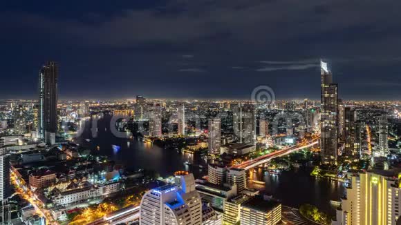 泰国曼谷市赵法拉亚河他信桥夜间失时视频的预览图