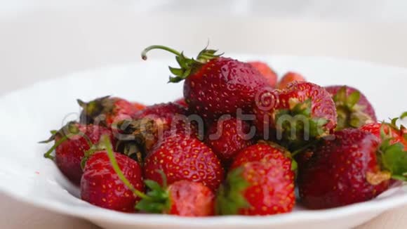 美味可口的草莓汁在白色盘子里开胃特写镜头视频的预览图