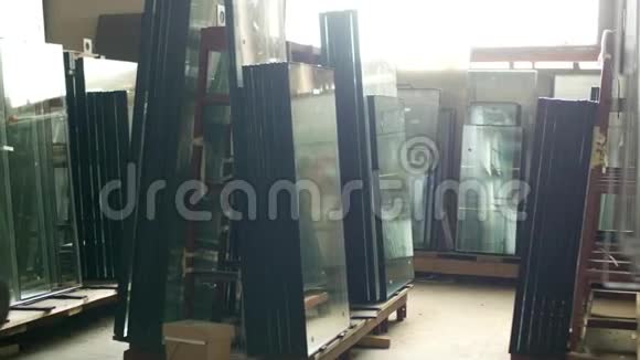 本店为生产和制造PVC窗现成的双层玻璃窗供视频的预览图