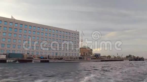大型现代工业建筑在岸上从船上俯瞰傍晚时分视频的预览图