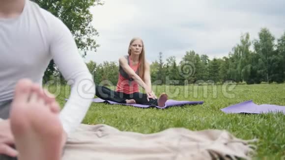 公园内的瑜伽练习青少年运动员在户外进行弹性训练视频的预览图
