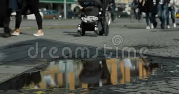 在斯德哥尔摩港人们步行和骑自行车经过水坑视频的预览图