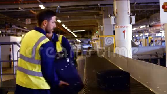 两名机场工作人员在行李传送带上放置行李视频的预览图