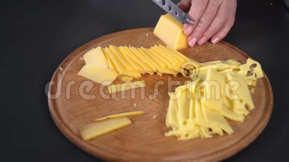 用刀子切硬奶酪慢动作视频的预览图