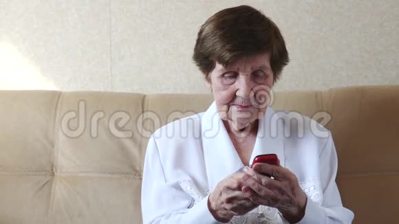 老妇人在家打电话视频的预览图