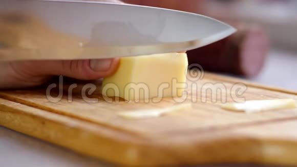 奶酪在家里切得很近视频的预览图