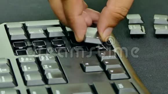 双手将数字键盘上掉下来的键暴露出来视频的预览图