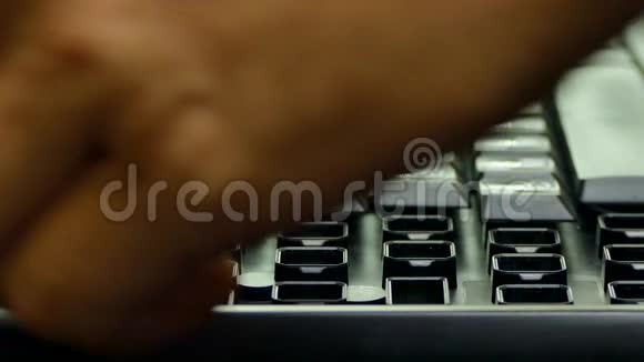 手将所需的按钮设置到键盘的插槽中视频的预览图
